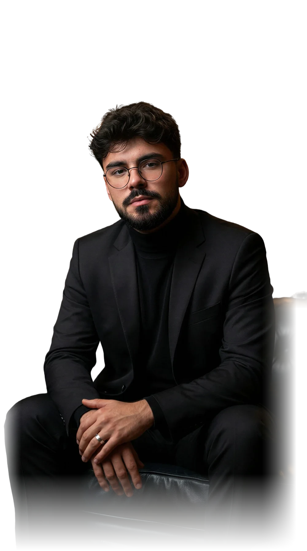 Lucas Garrido sentado numa poltrona de couro